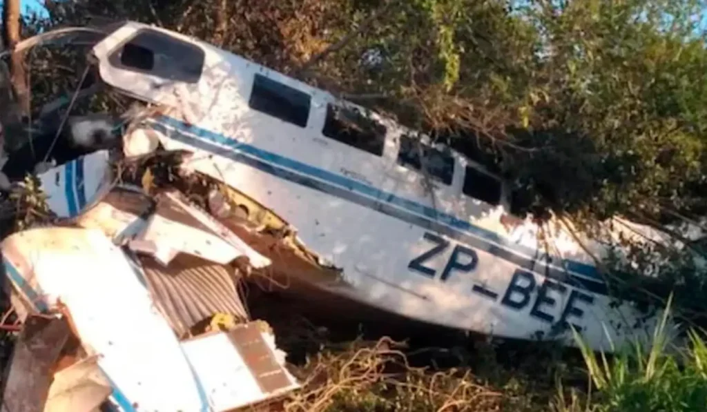 Aviao com 15 milhoes cai no Paraguai e moradores saqueiam parte da carga