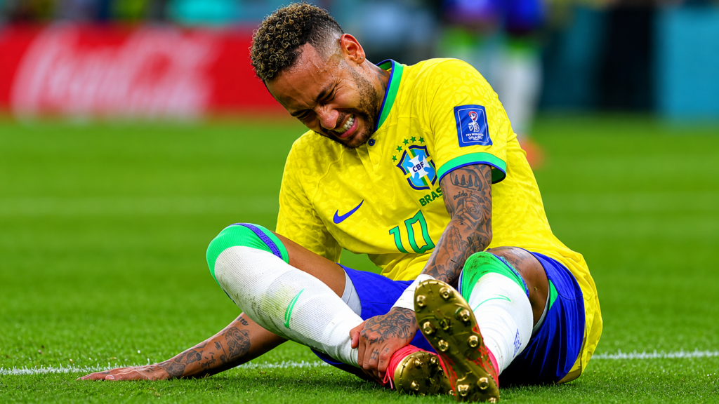 Seleção: Neymar tem lesão grau 2 e pode ficar até três semanas fora Neymar tem lesao confirmada na perna