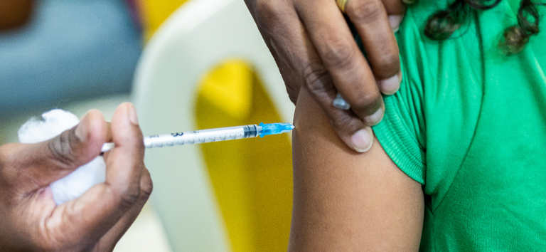 Baixa procura dos grupos prioritários faz Araçatuba liberar vacinação da gripe para toda a população