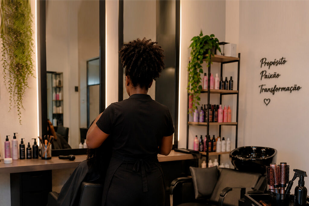 Dona de salão de beleza acusa cliente de chamá-la de macaca Cliente e acusada de chamar dona de um salao de beleza em Aracatuba de macaca