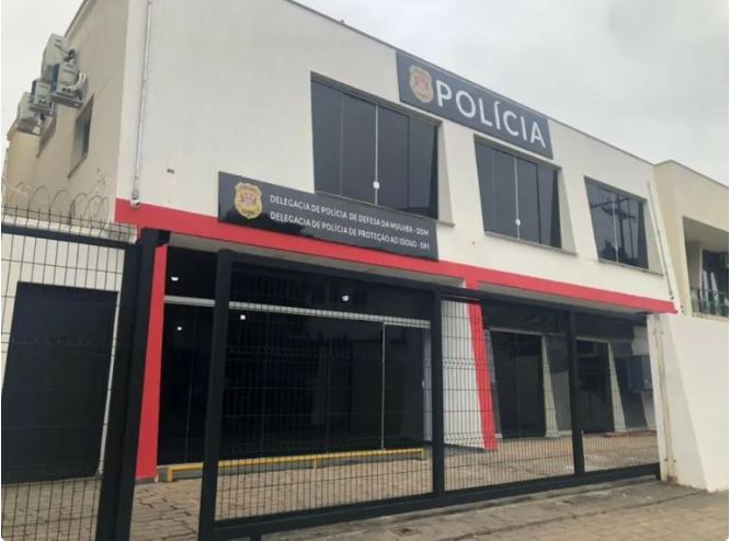 Polícia apura suposta importunação sexual de motorista de aplicativo a uma passageira foto da fachada da DDM em Aracatuba