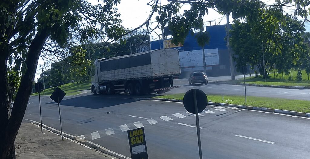 cameras flagram acidente entre carro e caminhao em Guararapes