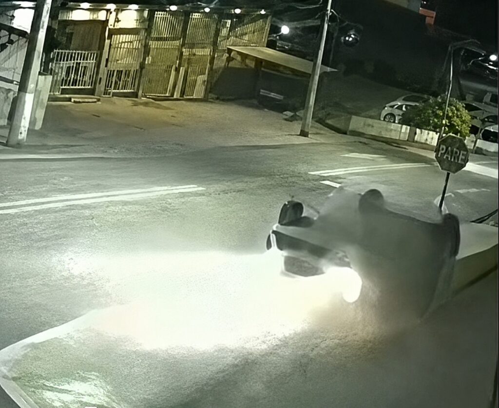 Carro capota, ‘descapota’ e segue viagem carro capota descapota e segue viagem