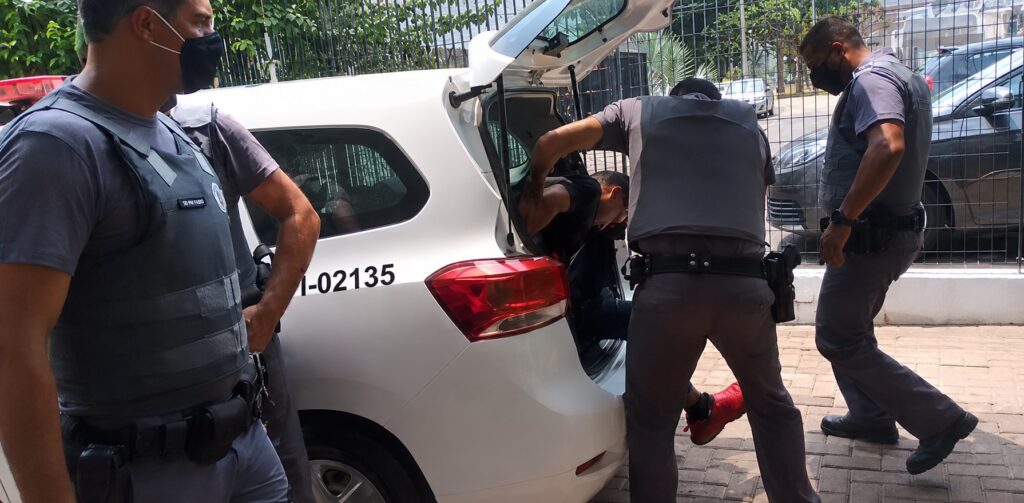 Filho que matou a mãe com 25 golpes de martelo vai a júri filho que matou a mae com martelo vai a juri
