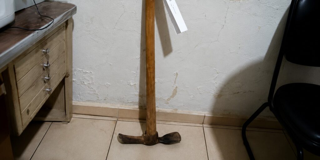 Homem de 55 anos ataca hospital e bar com picareta em Birigui homem ataca hospital e bar com picareta em Birigui