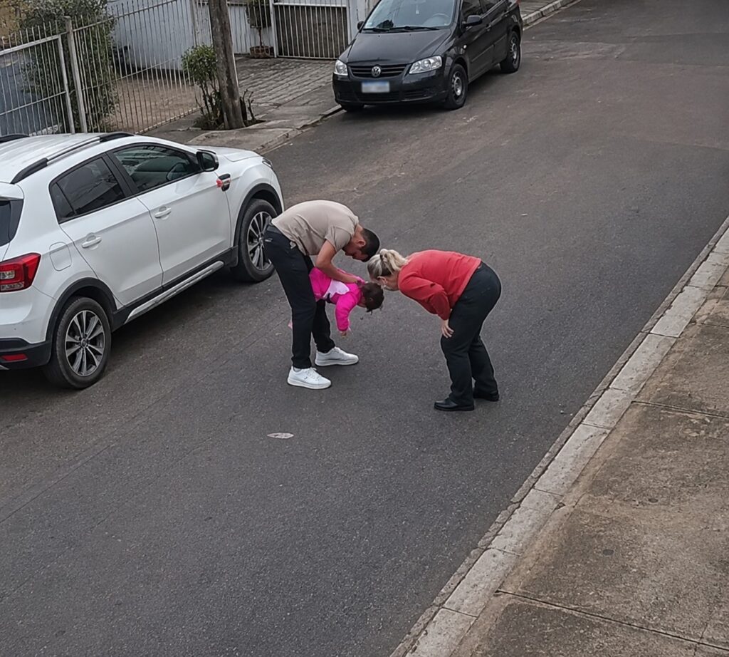 Motorista salva bebê engasgada; Vídeo motorista salva bebe de 1 ano afogada com brinco em botucatu