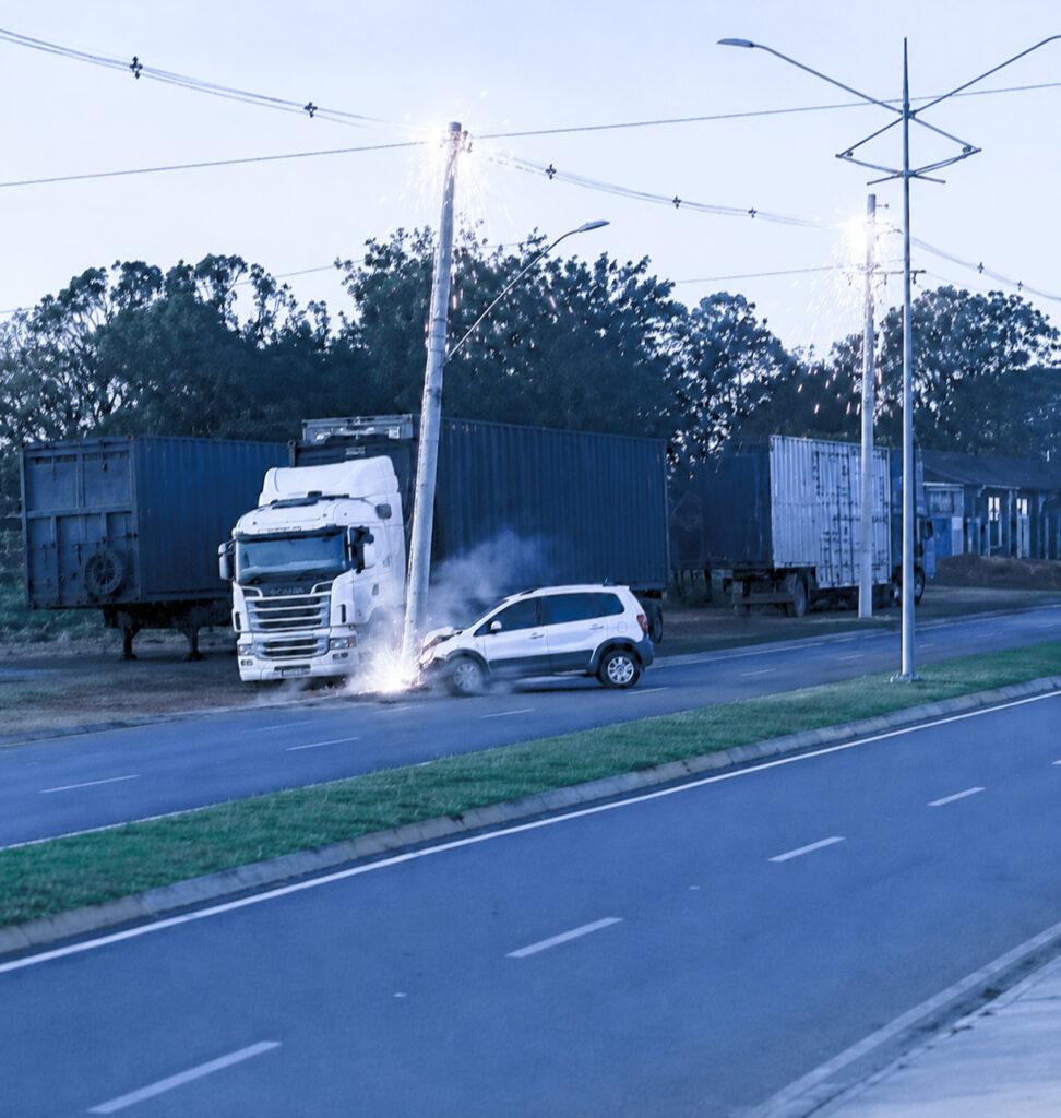 Mulher bate carro em poste de Guararapes mulher bate carro em poste de guararapes