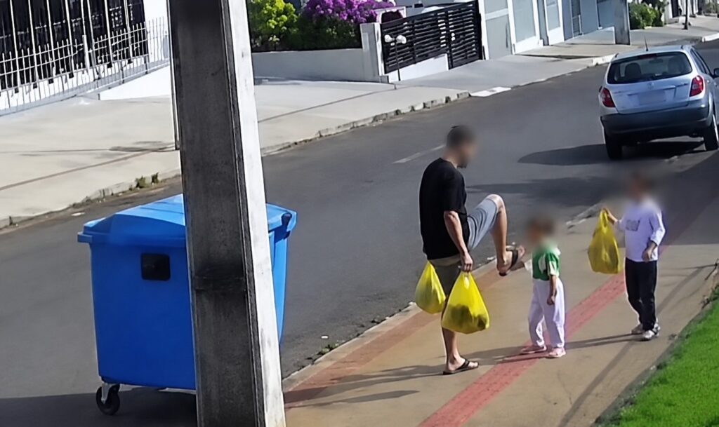 Pai é flagrado chutando a filha de 3 anos pai e flagrado chutando a filha de 3 anos