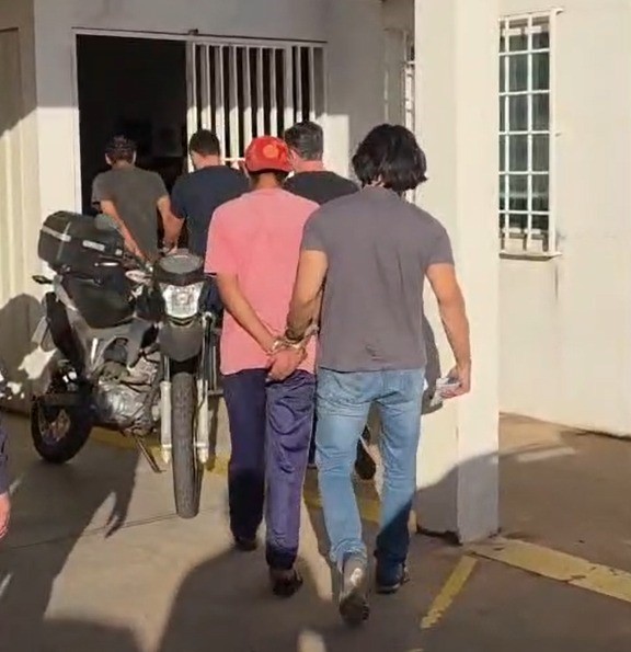 Polícia prende dupla por roubo de sorveteria em Birigui policia civil prende dupla acusada de roubar sorveteria em birigui