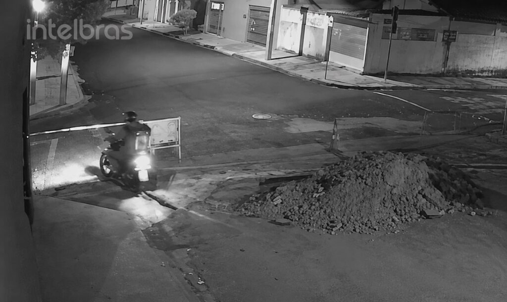 Vídeo: motoqueiro é flagrado danificando obra em Birigui video mostra motociclista danificando obra recem executada em Birigui