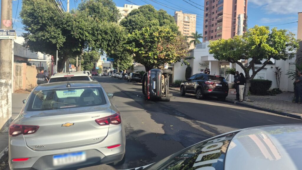 Motorista tomba veiculo no centro de aracatuba