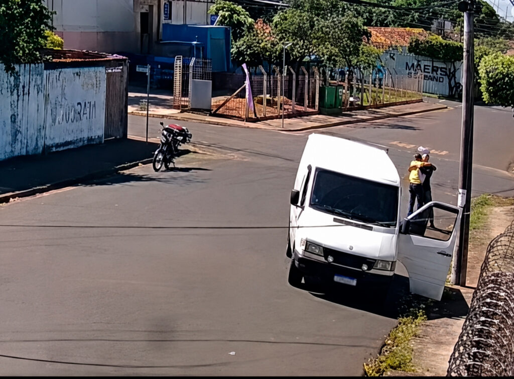 VÍDEO: Briga de trânsito em Birigui começa com agressão e acaba com abraço no meio da rua briga de transito termina em abraco em birigui.jpg