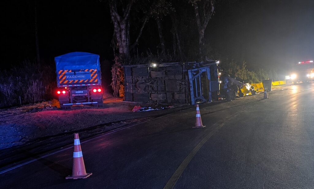 Motorista de 53 anos morre em acidente na estrada caminhao tomba proximo de aracangua