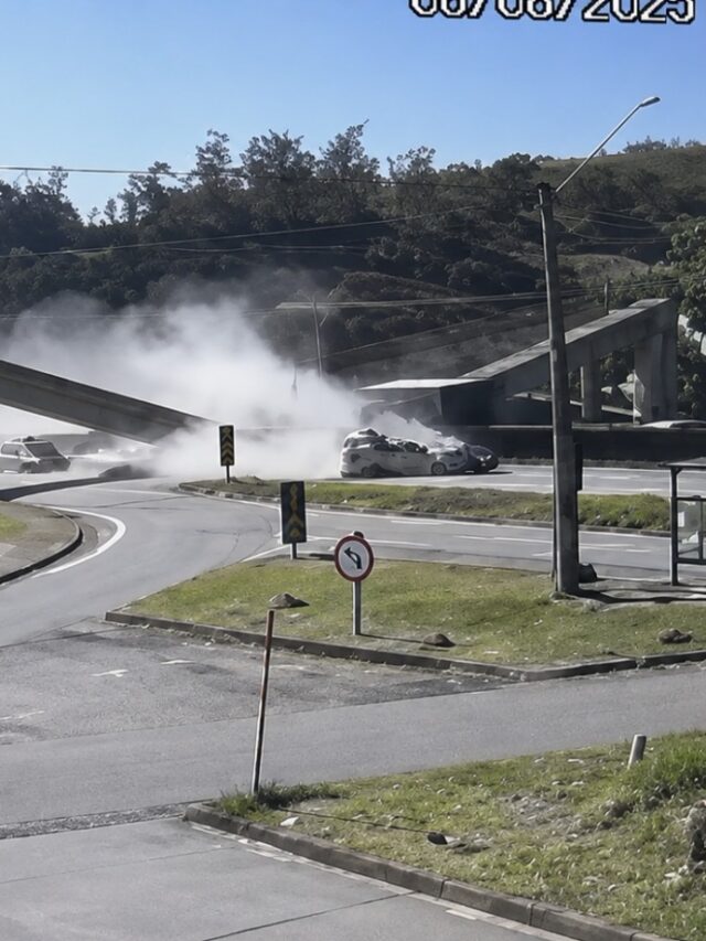 Dois morrem após passarela desabar em estrada