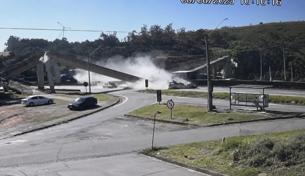 VÍDEO: Dois morrem após passarela desabar em estrada dois morrem em desabamento de passarela em estrada de sp