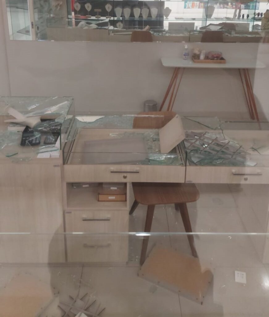 Dupla invade joalheria em shopping de Araçatuba e furta relógios, semijoias e objetos de prata dupla invade e furta joalheria em shopping de aracatuba