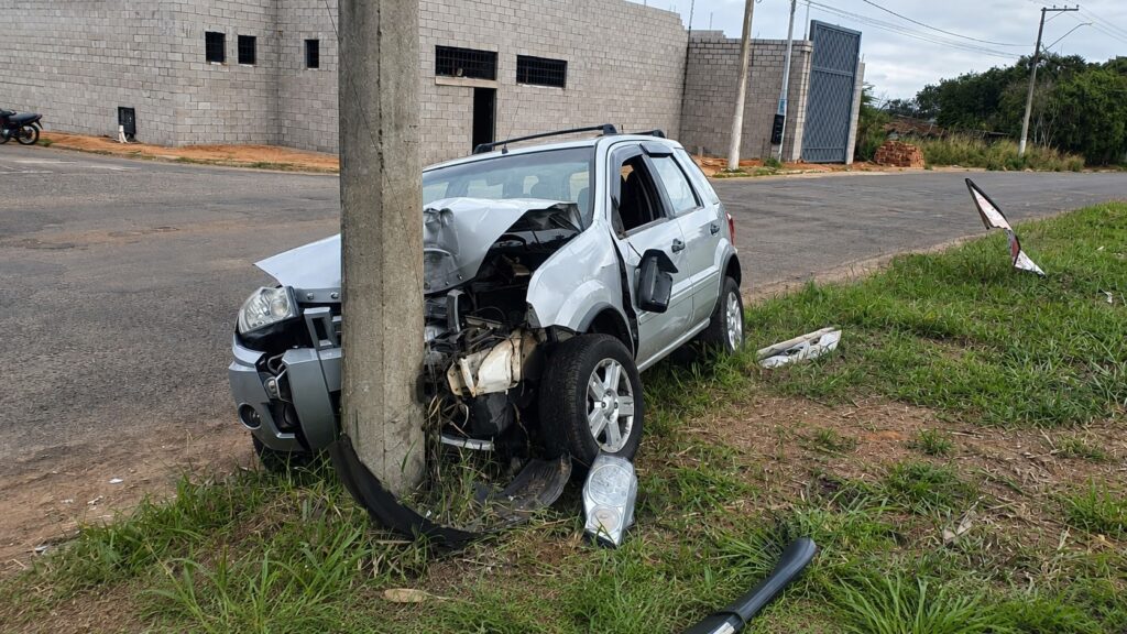 motorista com sono bate carro em poste de birigui