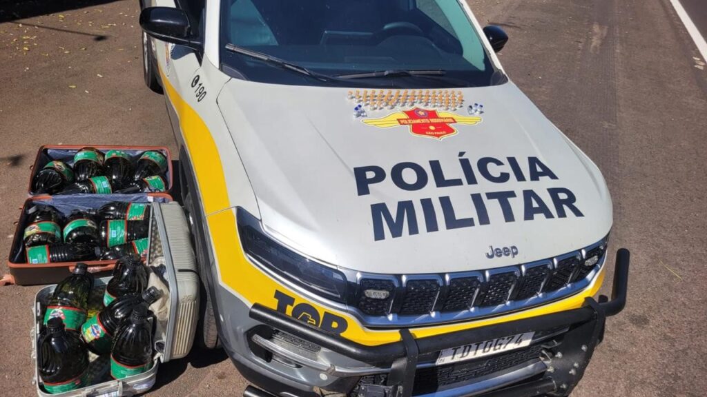 mulher e presa suspeita de contrabandear azeite
