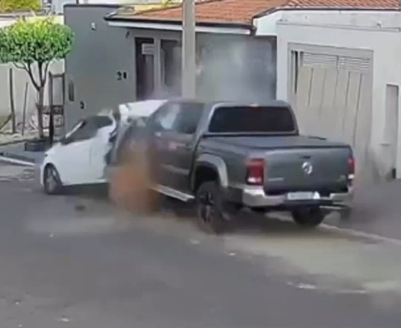 Caminhonete atinge carro parado após suposta discussão policia vai apurar acidente de transito apos discussao