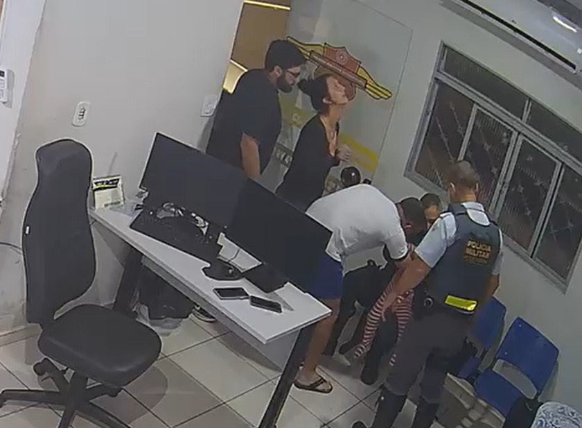 VÍDEO: Policiais rodoviários socorrem criança de dois anos engasgada policiais rodoviarios ajudam a socorrer crianca engasgada em andradina