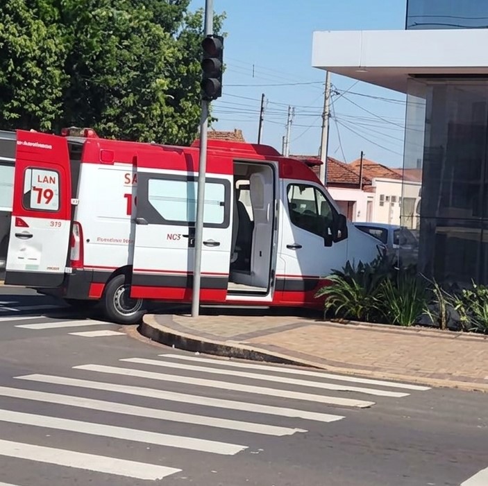 Unidade do Samu se envolve em acidente no bairro Santana unidade do samu se envolve em acidente de transito em aracatuba