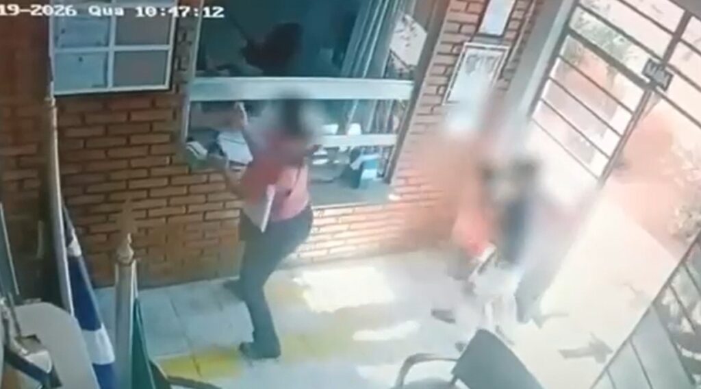 VÍDEO: imagens mostram agressão de mãe contra diretora de emeb em Araçatuba video mostra agressao de mae contra diretora de emeb em aracatuba
