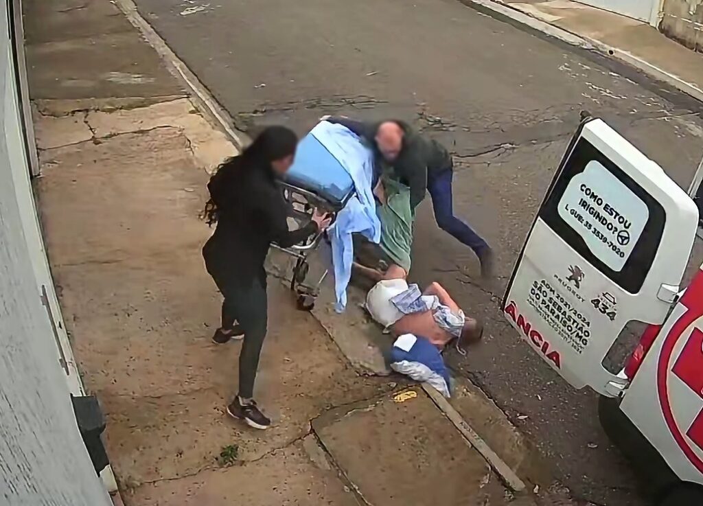 Paciente cai da maca e bate a cabeca na rua
