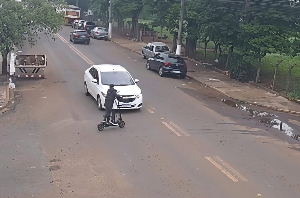 VÍDEO: Crianças são atingidas por carro quando andavam de patinete elétrico criancas em patinete eletrico e atingida por carro
