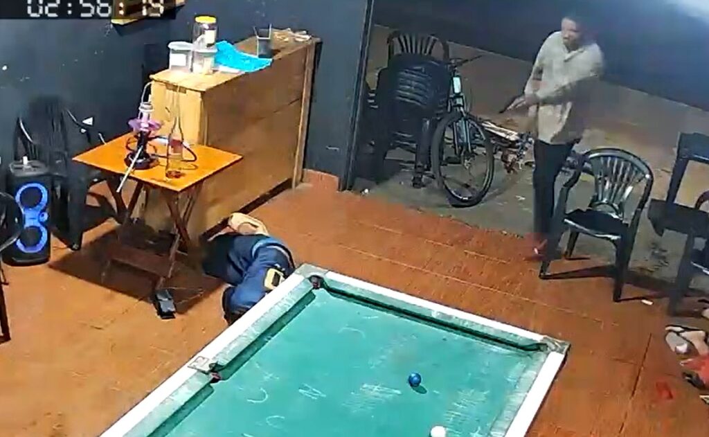 homem invade bar atirando mata 1 e fere 4
