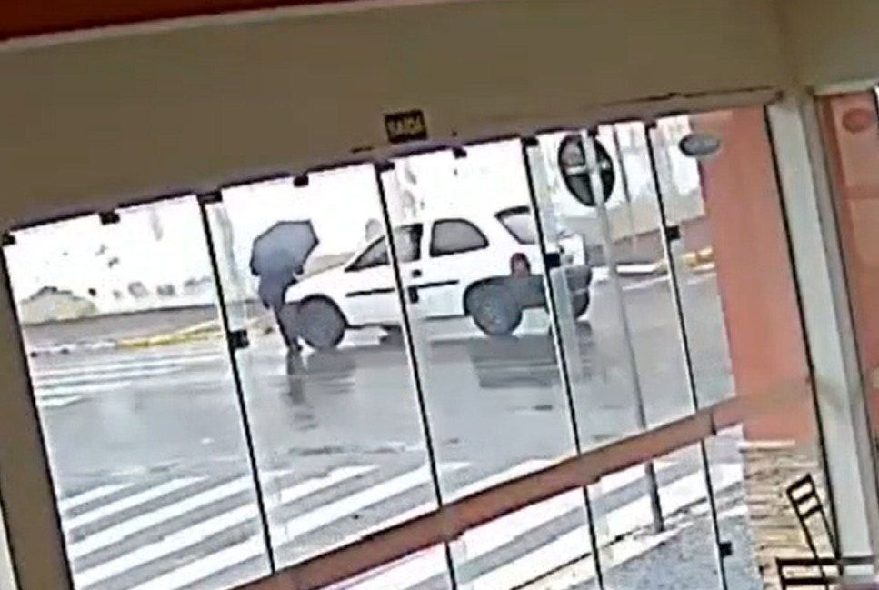 VÍDEO: Idosa é atropelada atravessando a rua na faixa de pedestre idosa de 85 anos e atropelada na faixa de pedestre