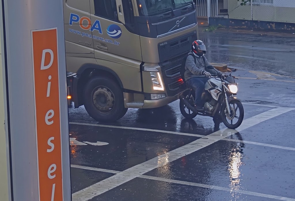 VÍDEO: Caminhão atropela motociclista parado em cruzamento motociclista parado em cruzamento e atingido por caminhao