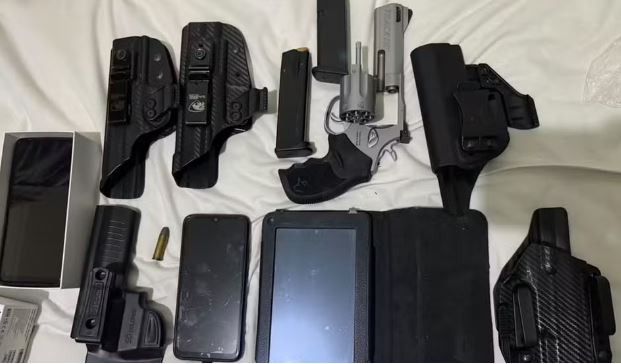 Polícia apreende nova arma e celulares de policial penal réu por homicídio policia apreende celulares e ama de policial penal acusado de homicidio