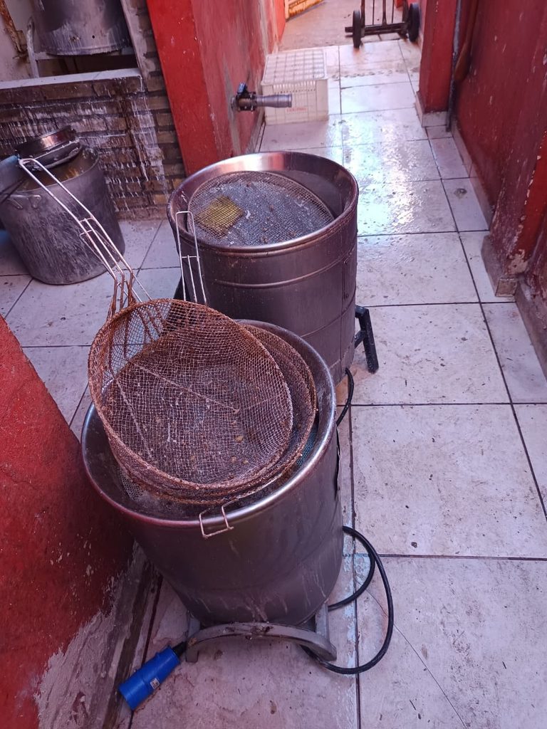 Prefeitura interdita fábrica clandestina de hambúrgueres e espetinhos em Birigui 1 prefeitura interdita fabrica clandestina de carne 2