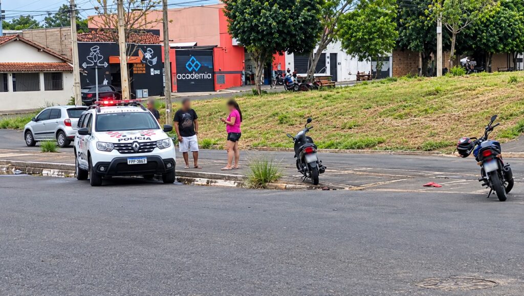 duas pessoas ficam feridas em acidente com dois condutores sem habilitacao