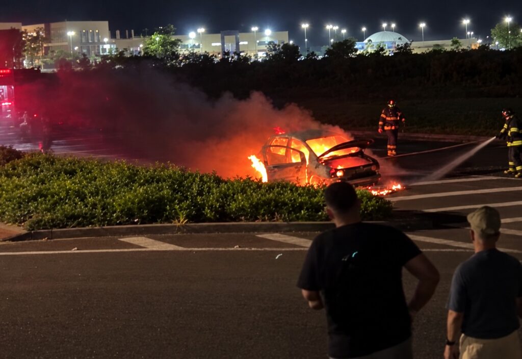 incendio destroi carro em rodovia de aracatuba