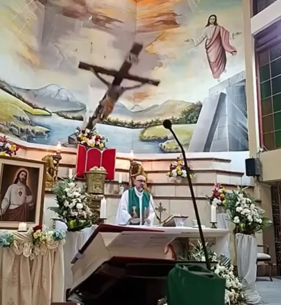 VÍDEO: Padre morre após ser atingido por cruz de madeira durante missa padre morre apos ser atingido por cruz